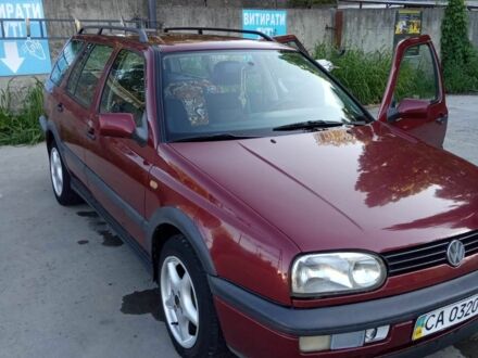 Красный Фольксваген Гольф, объемом двигателя 2 л и пробегом 200 тыс. км за 3000 $, фото 1 на Automoto.ua