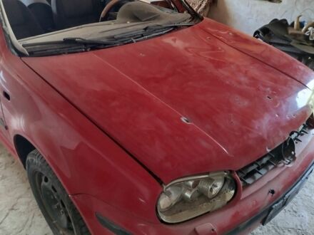 Красный Фольксваген Гольф, объемом двигателя 1.4 л и пробегом 200 тыс. км за 1500 $, фото 1 на Automoto.ua