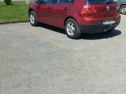 Фольксваген Гольф 2005 в Заречном на Automoto.ua Красный Фольксваген Гольф, объемом двигателя 1.6 л и пробегом 315 тыс. км за 5400 $, фото 1 на Automoto.ua