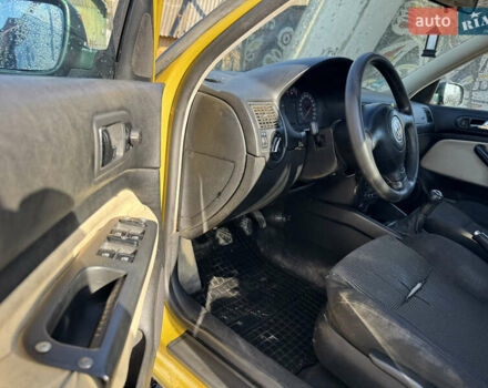 Желтый Фольксваген Гольф, объемом двигателя 1.6 л и пробегом 350 тыс. км за 2450 $, фото 9 на Automoto.ua