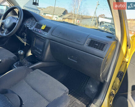 Желтый Фольксваген Гольф, объемом двигателя 1.6 л и пробегом 350 тыс. км за 2450 $, фото 13 на Automoto.ua