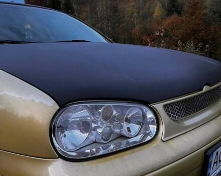 Желтый Фольксваген Гольф, объемом двигателя 1.6 л и пробегом 318 тыс. км за 2900 $, фото 1 на Automoto.ua