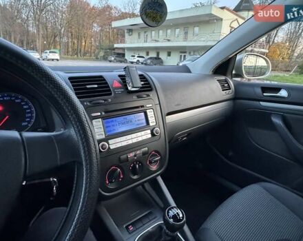 Желтый Фольксваген Гольф, объемом двигателя 1.6 л и пробегом 210 тыс. км за 5800 $, фото 25 на Automoto.ua