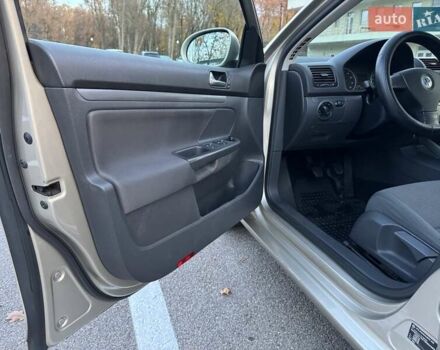 Желтый Фольксваген Гольф, объемом двигателя 1.6 л и пробегом 210 тыс. км за 5800 $, фото 19 на Automoto.ua