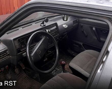 Серый Фольксваген Гольф, объемом двигателя 1.3 л и пробегом 295 тыс. км за 1000 $, фото 4 на Automoto.ua