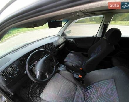 Серый Фольксваген Гольф, объемом двигателя 1.78 л и пробегом 325 тыс. км за 2500 $, фото 5 на Automoto.ua