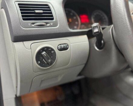 Фольксваген Гольф 2003 в Черновцах на Automoto.ua Серый Фольксваген Гольф, объемом двигателя 1.4 л и пробегом 184 тыс. км за 5300 $, фото 9 на Automoto.ua