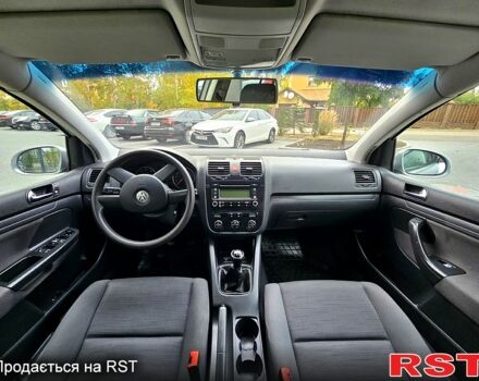 Серый Фольксваген Гольф, объемом двигателя 1.6 л и пробегом 235 тыс. км за 4350 $, фото 5 на Automoto.ua