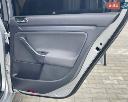 Серый Фольксваген Гольф, объемом двигателя 1.6 л и пробегом 225 тыс. км за 5400 $, фото 25 на Automoto.ua