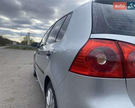 Фольксваген Гольф 2005 у Ямпіль на Automoto.ua Сірий Фольксваген Гольф, об'ємом двигуна 1.6 л та пробігом 266 тис. км за 5750 $, фото 9 на Automoto.ua