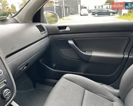 Серый Фольксваген Гольф, объемом двигателя 1.6 л и пробегом 221 тыс. км за 4200 $, фото 21 на Automoto.ua