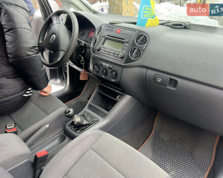 Серый Фольксваген Гольф, объемом двигателя 1.6 л и пробегом 230 тыс. км за 3999 $, фото 5 на Automoto.ua