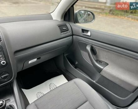 Серый Фольксваген Гольф, объемом двигателя 1.6 л и пробегом 262 тыс. км за 6950 $, фото 49 на Automoto.ua