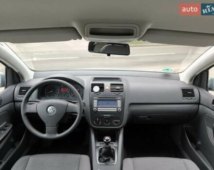 Серый Фольксваген Гольф, объемом двигателя 1.6 л и пробегом 208 тыс. км за 5700 $, фото 26 на Automoto.ua