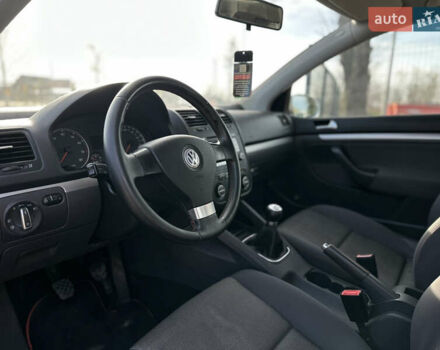 Серый Фольксваген Гольф, объемом двигателя 1.6 л и пробегом 235 тыс. км за 5100 $, фото 19 на Automoto.ua