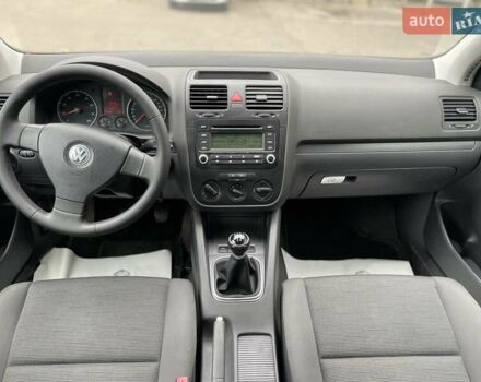 Серый Фольксваген Гольф, объемом двигателя 1.6 л и пробегом 262 тыс. км за 6950 $, фото 5 на Automoto.ua