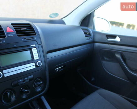 Серый Фольксваген Гольф, объемом двигателя 1.6 л и пробегом 195 тыс. км за 5890 $, фото 32 на Automoto.ua