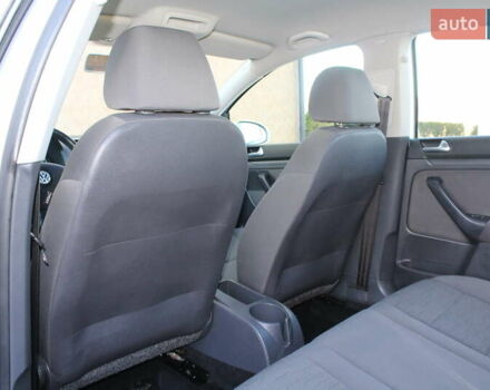 Серый Фольксваген Гольф, объемом двигателя 1.6 л и пробегом 195 тыс. км за 5990 $, фото 55 на Automoto.ua