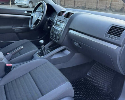 Серый Фольксваген Гольф, объемом двигателя 1.6 л и пробегом 240 тыс. км за 5850 $, фото 21 на Automoto.ua