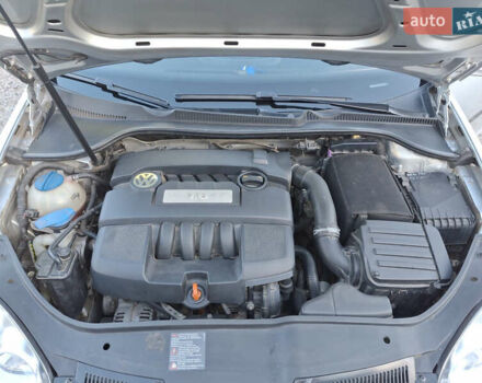 Фольксваген Гольф 2008 в Онуфриевке на Automoto.ua Серый Фольксваген Гольф, объемом двигателя 1.6 л и пробегом 245 тыс. км за 6200 $, фото 4 на Automoto.ua