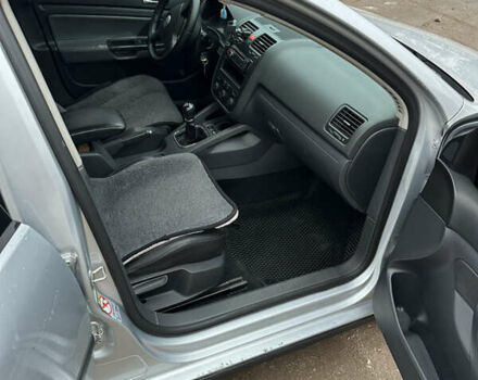 Серый Фольксваген Гольф, объемом двигателя 1.6 л и пробегом 320 тыс. км за 6299 $, фото 4 на Automoto.ua