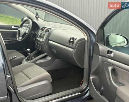 Сірий Фольксваген Гольф, об'ємом двигуна 1.6 л та пробігом 229 тис. км за 5555 $, фото 58 на Automoto.ua