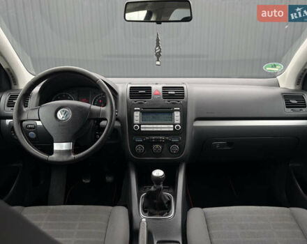 Сірий Фольксваген Гольф, об'ємом двигуна 1.6 л та пробігом 229 тис. км за 5555 $, фото 64 на Automoto.ua