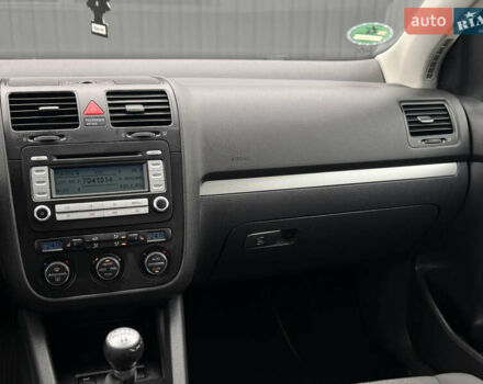 Сірий Фольксваген Гольф, об'ємом двигуна 1.6 л та пробігом 229 тис. км за 5555 $, фото 66 на Automoto.ua