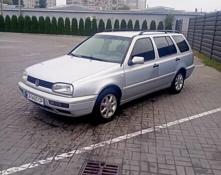 Серый Фольксваген Гольф, объемом двигателя 1.6 л и пробегом 300 тыс. км за 3300 $, фото 4 на Automoto.ua