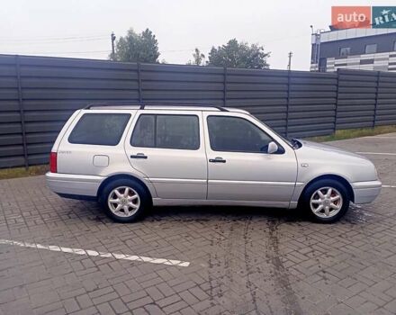 Серый Фольксваген Гольф, объемом двигателя 1.6 л и пробегом 300 тыс. км за 3300 $, фото 2 на Automoto.ua