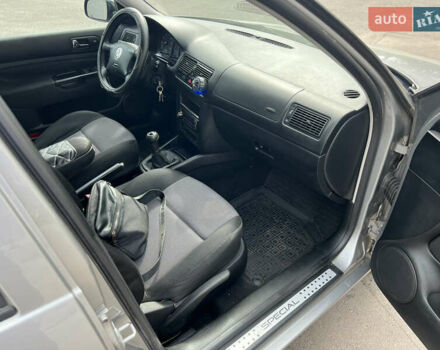 Серый Фольксваген Гольф, объемом двигателя 1.6 л и пробегом 239 тыс. км за 5400 $, фото 9 на Automoto.ua