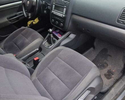 Серый Фольксваген Гольф, объемом двигателя 1.6 л и пробегом 300 тыс. км за 3900 $, фото 8 на Automoto.ua