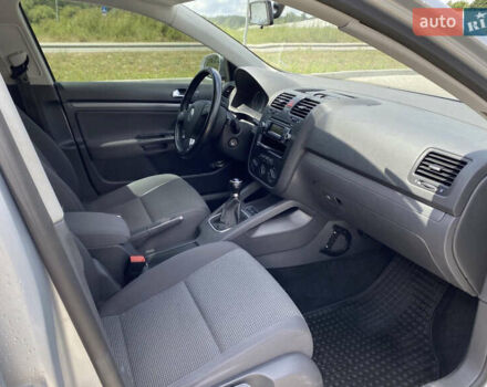 Серый Фольксваген Гольф, объемом двигателя 1.6 л и пробегом 225 тыс. км за 5000 $, фото 3 на Automoto.ua