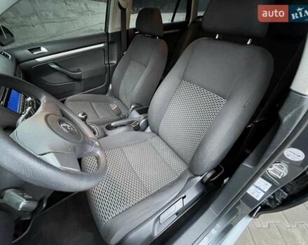 Серый Фольксваген Гольф, объемом двигателя 1.6 л и пробегом 144 тыс. км за 7950 $, фото 35 на Automoto.ua