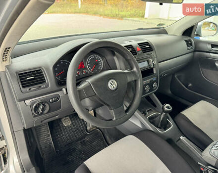 Фольксваген Гольф 2009 у Сокинянах на Automoto.ua Сірий Фольксваген Гольф, об'ємом двигуна 1.6 л та пробігом 268 тис. км за 4999 $, фото 10 на Automoto.ua