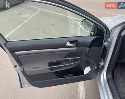 Серый Фольксваген Гольф, объемом двигателя 1.39 л и пробегом 241 тыс. км за 7000 $, фото 5 на Automoto.ua