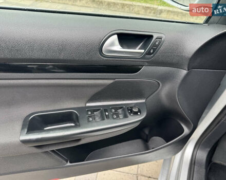 Сірий Фольксваген Гольф, об'ємом двигуна 1.6 л та пробігом 263 тис. км за 8490 $, фото 7 на Automoto.ua