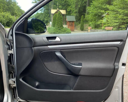 Серый Фольксваген Гольф, объемом двигателя 1.6 л и пробегом 242 тыс. км за 7800 $, фото 12 на Automoto.ua