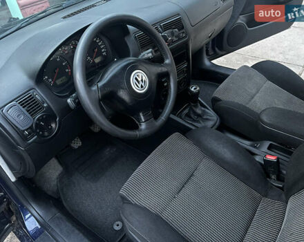 Синий Фольксваген Гольф, объемом двигателя 1.6 л и пробегом 246 тыс. км за 3950 $, фото 4 на Automoto.ua