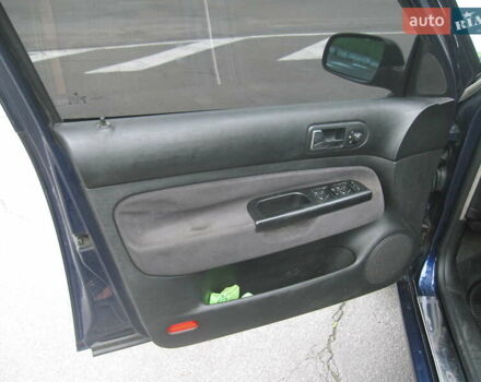 Синий Фольксваген Гольф, объемом двигателя 1.6 л и пробегом 400 тыс. км за 3500 $, фото 5 на Automoto.ua