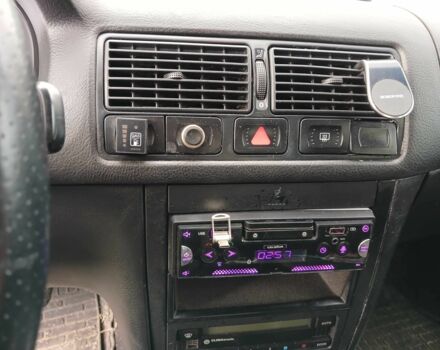 Синий Фольксваген Гольф, объемом двигателя 1.6 л и пробегом 420 тыс. км за 2500 $, фото 5 на Automoto.ua