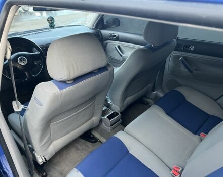 Синий Фольксваген Гольф, объемом двигателя 1.6 л и пробегом 208 тыс. км за 3500 $, фото 5 на Automoto.ua