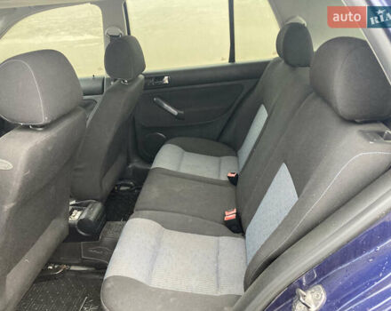 Синий Фольксваген Гольф, объемом двигателя 1.6 л и пробегом 250 тыс. км за 3500 $, фото 4 на Automoto.ua