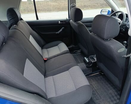 Синій Фольксваген Гольф, об'ємом двигуна 1.6 л та пробігом 266 тис. км за 3200 $, фото 4 на Automoto.ua