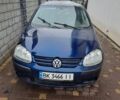 Синий Фольксваген Гольф, объемом двигателя 1.6 л и пробегом 250 тыс. км за 3000 $, фото 1 на Automoto.ua