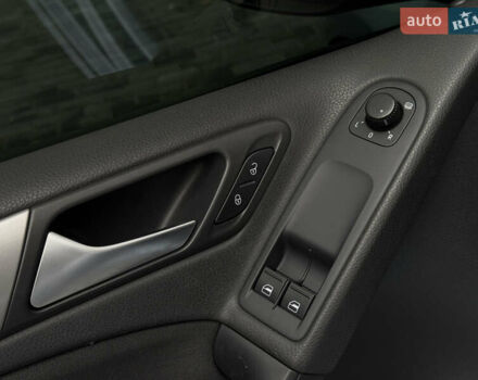 Синий Фольксваген Гольф, объемом двигателя 1.6 л и пробегом 204 тыс. км за 8650 $, фото 78 на Automoto.ua