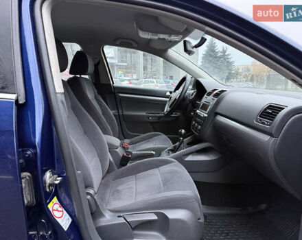 Синий Фольксваген Гольф, объемом двигателя 1.6 л и пробегом 318 тыс. км за 5150 $, фото 59 на Automoto.ua