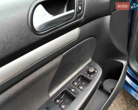 Синий Фольксваген Гольф, объемом двигателя 1.6 л и пробегом 292 тыс. км за 5990 $, фото 33 на Automoto.ua