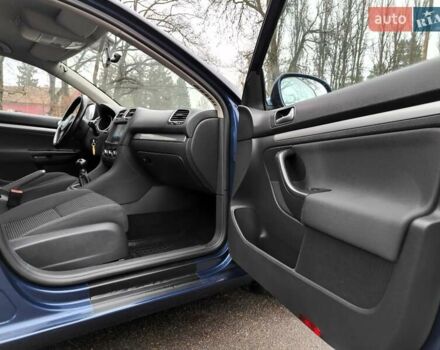 Синий Фольксваген Гольф, объемом двигателя 1.6 л и пробегом 292 тыс. км за 5990 $, фото 46 на Automoto.ua