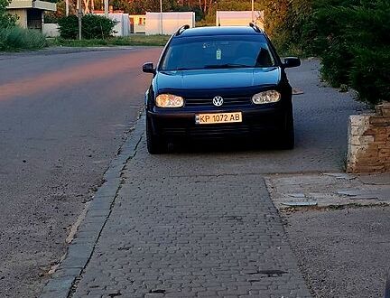 Синий Фольксваген Гольф, объемом двигателя 1.6 л и пробегом 342 тыс. км за 3500 $, фото 1 на Automoto.ua